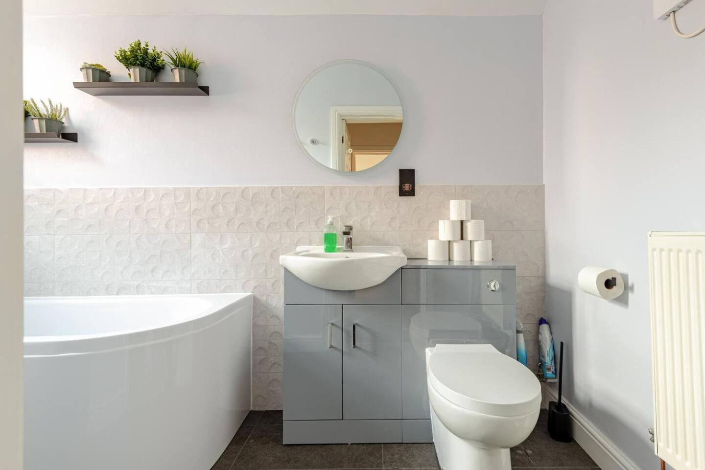 Stylish Flat In Central Location With Free Parking Swindon Exterior foto