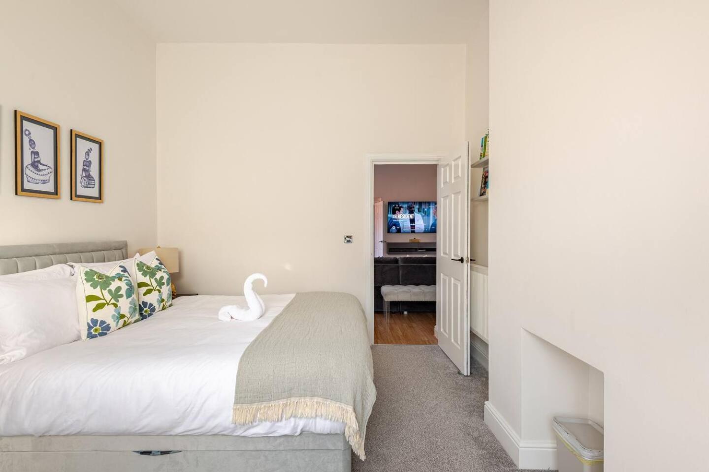 Stylish Flat In Central Location With Free Parking Swindon Exterior foto